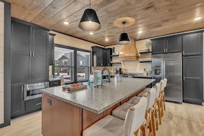 Four Ă micro-ondes, un four, surface de cuisson, lave-vaisselle