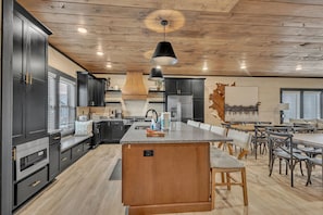 Four Ă micro-ondes, un four, surface de cuisson, lave-vaisselle