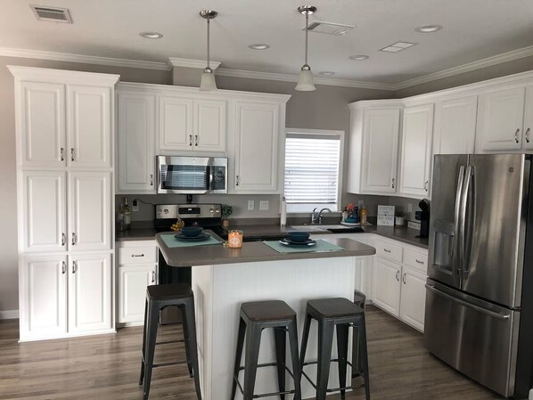 Réfrigérateur, four à micro-ondes, un four, surface de cuisson