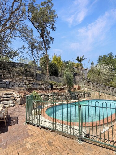 Spacious Family Retreat with Pool/Pet friendly