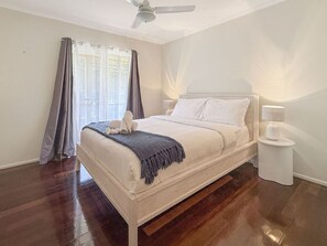 5 bedrooms, desk, iron/ironing board, WiFi - Spacious Family Retreat with Pool/Pet friendly (Kenmore)