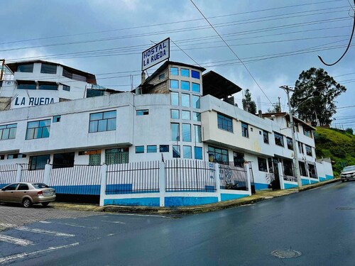 Hostal y Complejo Turistico La Rueda