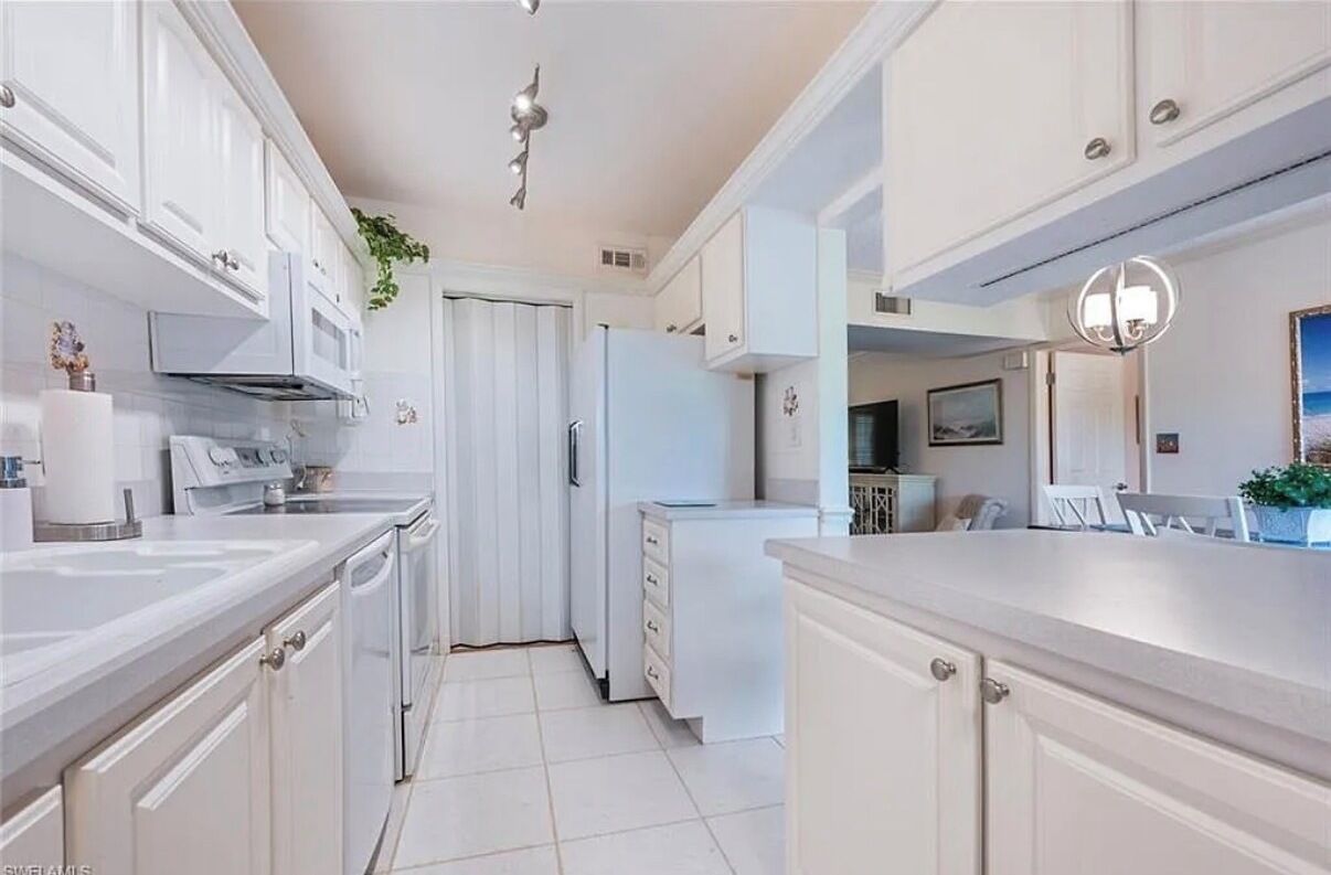 Micro-ondes, four, plaque de cuisson, lave-vaisselle