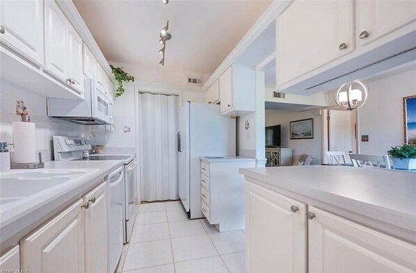 Microondas, horno, parrilla de estufa y lavavajillas 