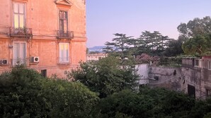 Un immeuble doté d’un balcon et offrant une vue sur les environs.