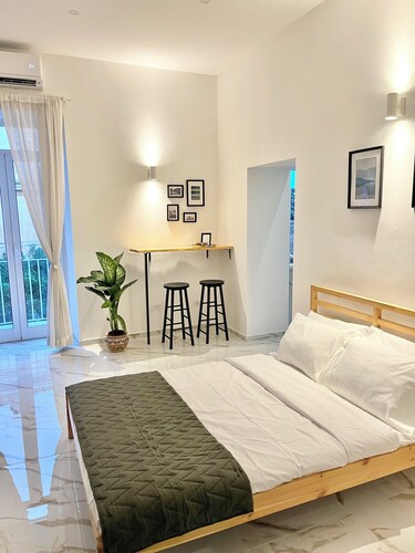 Centric apartment, bright and cozy, well connected to public transport