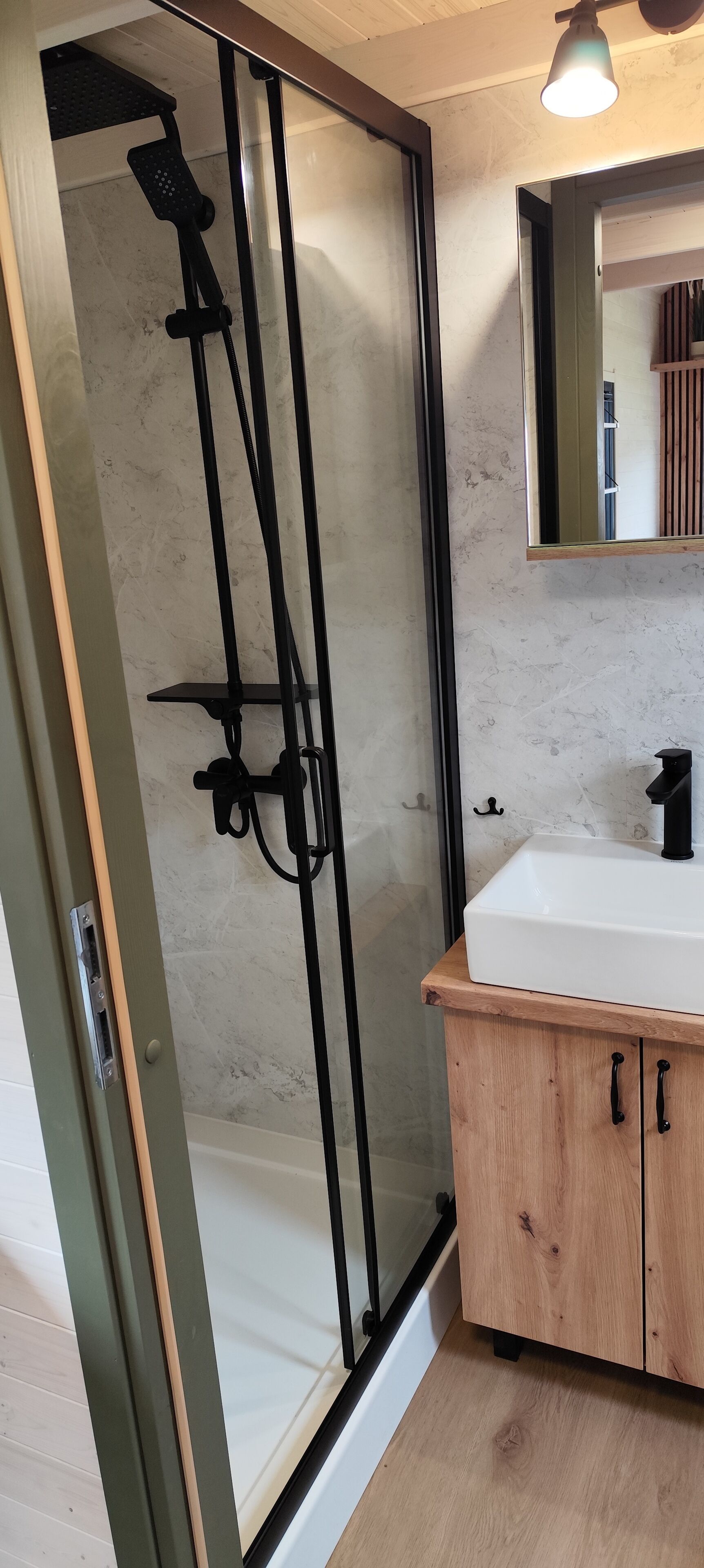 Ducha, secador de pelo, toallas, jabón