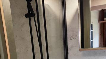 Ducha, secador de pelo, toallas, jabón