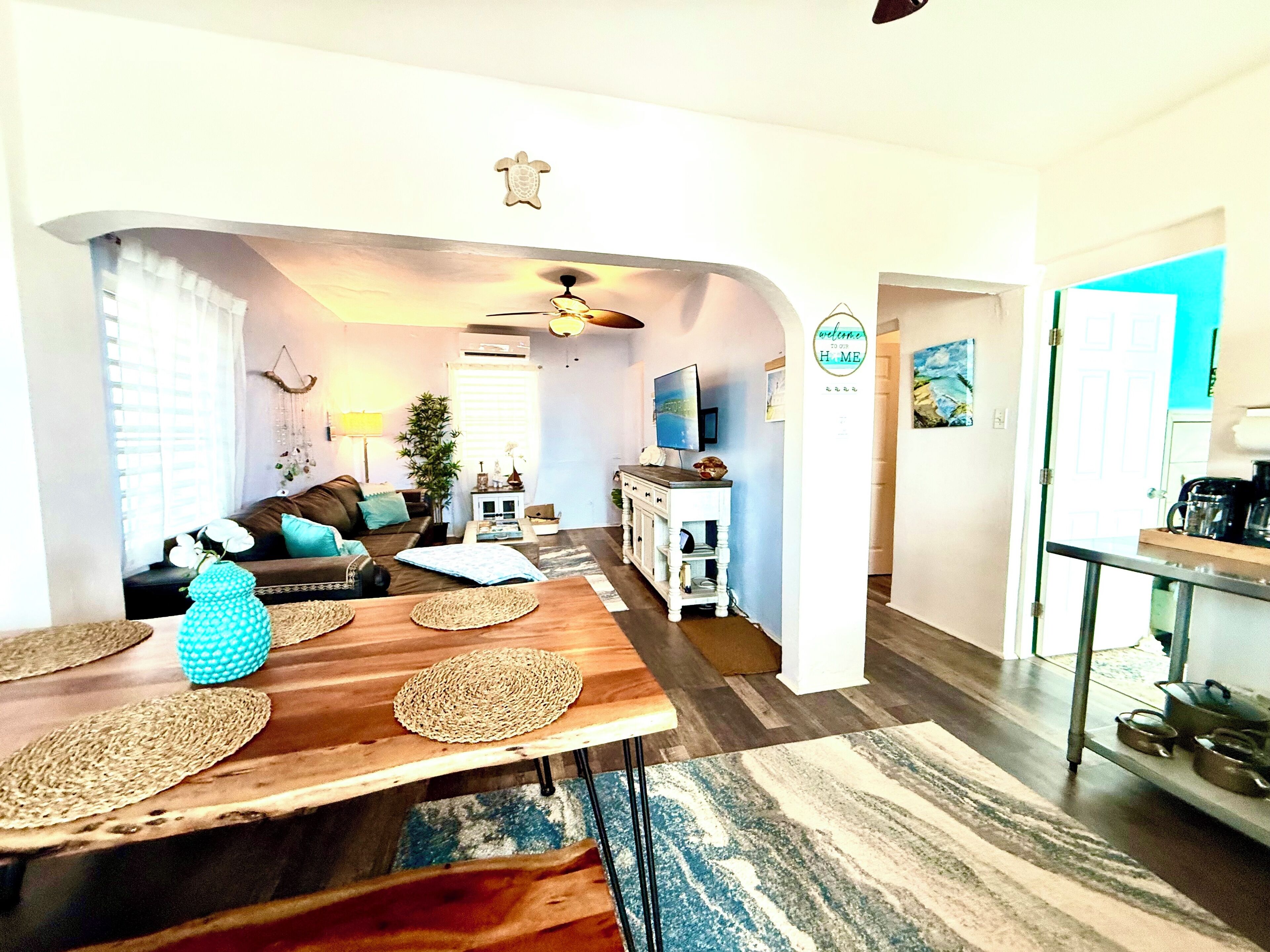 Smart TV, chimenea, libros y biblioteca musical 