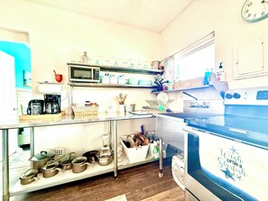 Frigorifero, microonde, forno, piano cottura