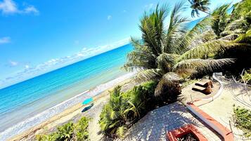 Na praia, espreguiçadeiras, toalhas de praia