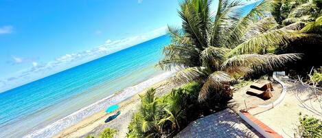 على الشاطئ، كراسي للتشمس، مناشف للشاطئ