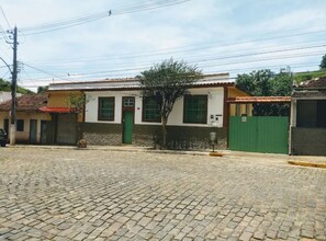 Exterior - Complete house in downtown Rio das Flores. 3 beds and air conditioning. (Rio das Flores)