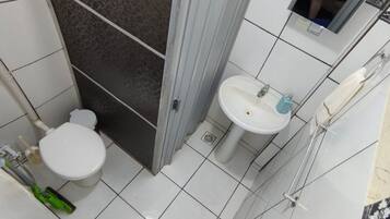 Chuveiro, toalhas de banho, sabonete, papel higiênico