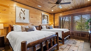 4 bedrooms, iron/ironing board, WiFi, bed sheets