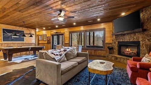 Great Getaway Lodge: Large Family sized cabin with expansive outdoor space.