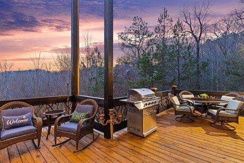 Great Getaway Lodge: Large Family sized cabin with expansive outdoor space.