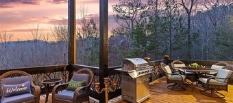 Great Getaway Lodge: Large Family sized cabin with expansive outdoor space.