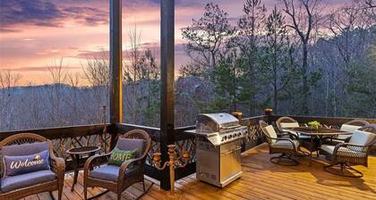 Great Getaway Lodge: Large Family sized cabin with expansive outdoor space.