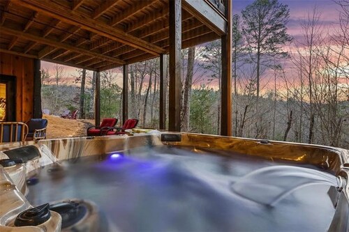 Great Getaway Lodge: Large Family sized cabin with expansive outdoor space.