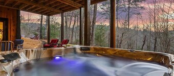 Great Getaway Lodge: Large Family sized cabin with expansive outdoor space.