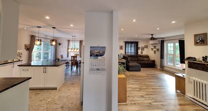 Détente en pleine nature dans maison familiale avec piscine et table de pingpong