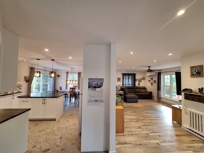 Détente en pleine nature dans maison familiale avec piscine et table de pingpong