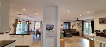 Détente en pleine nature dans maison familiale avec piscine et table de pingpong