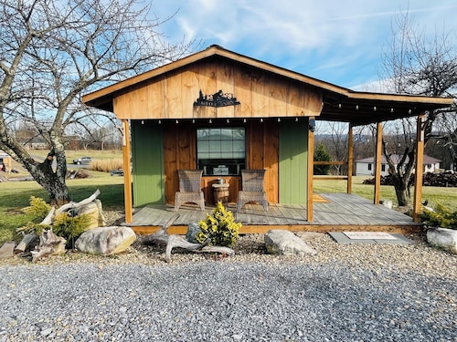 Cozy 2 bedroom cabin near Raystown Lake Region