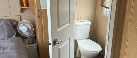 2 Schlafzimmer, individuell dekoriert, individuell eingerichtet