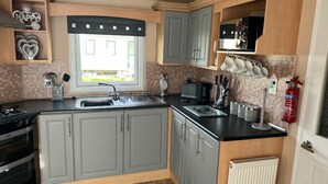 Kühlschrank, Mikrowelle, Toaster, Kochgeschirr/Geschirr/Besteck