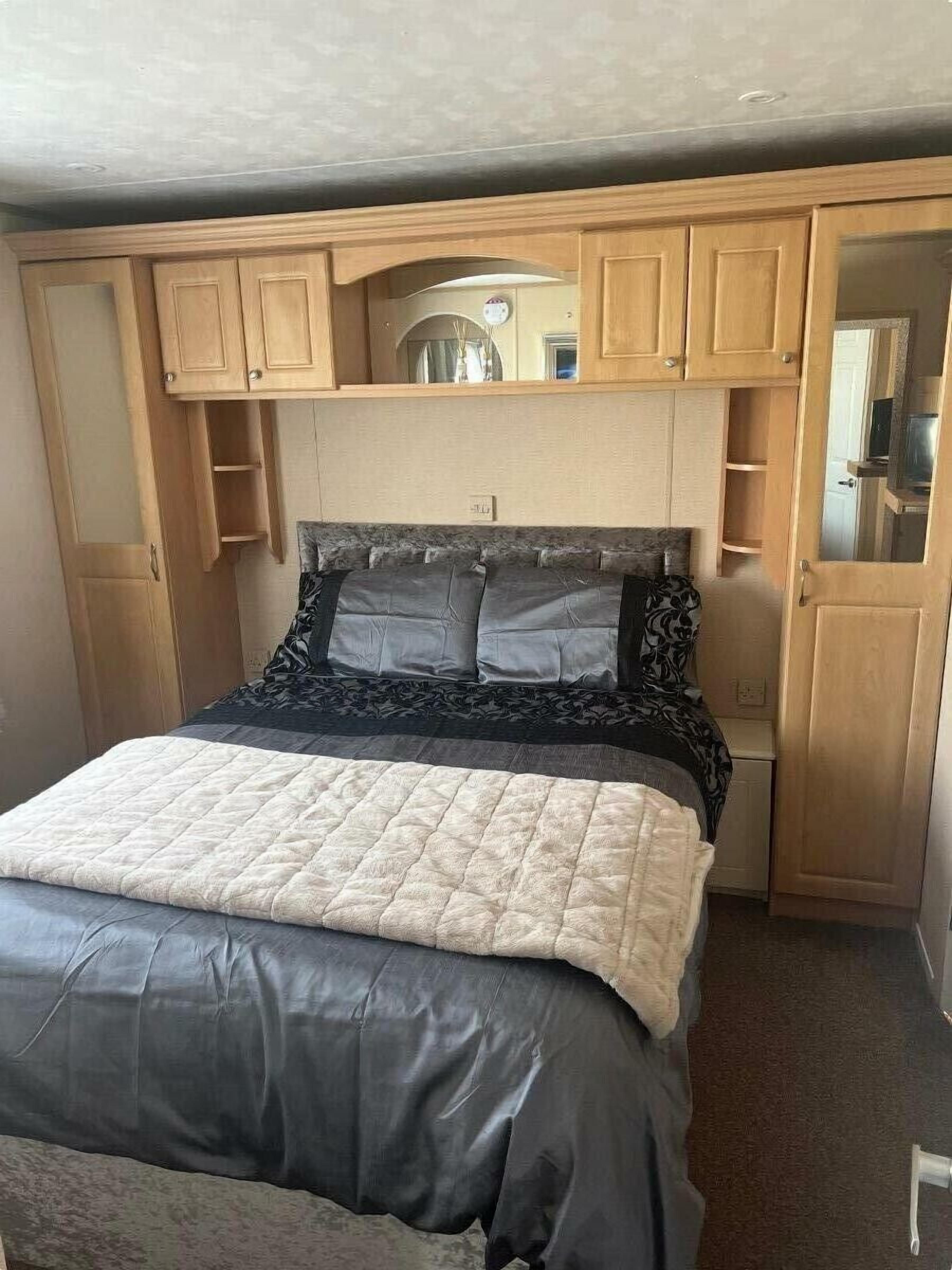 2 dormitoris, decoració individual i mobiliari individual 