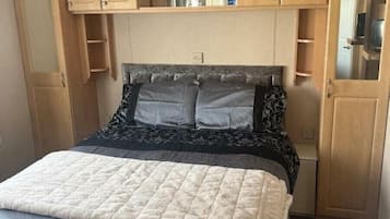 2 dormitoris, decoració individual i mobiliari individual