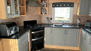 Kühlschrank, Mikrowelle, Toaster, Kochgeschirr/Geschirr/Besteck