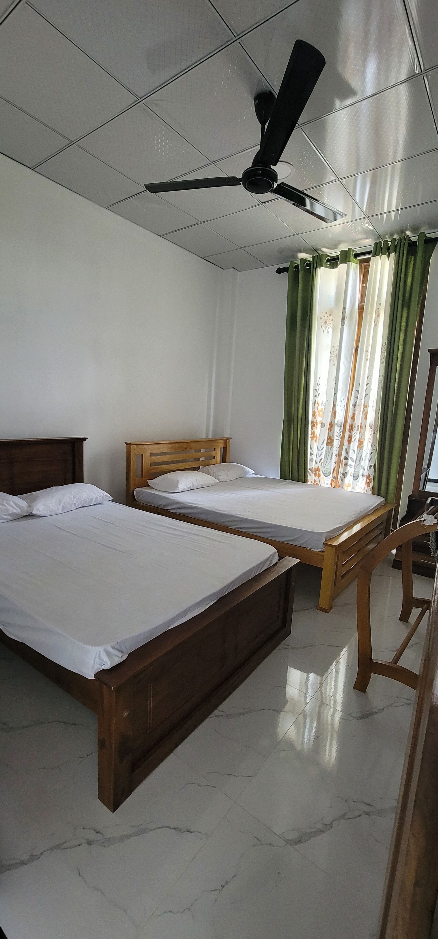 2 dormitoris, planxa i posts de planxar i roba de llit 