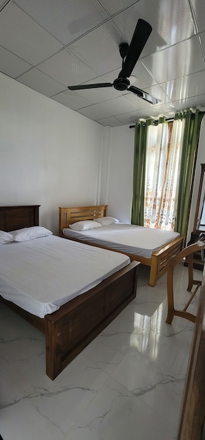 2 dormitorios, tabla de planchar con plancha, ropa de cama