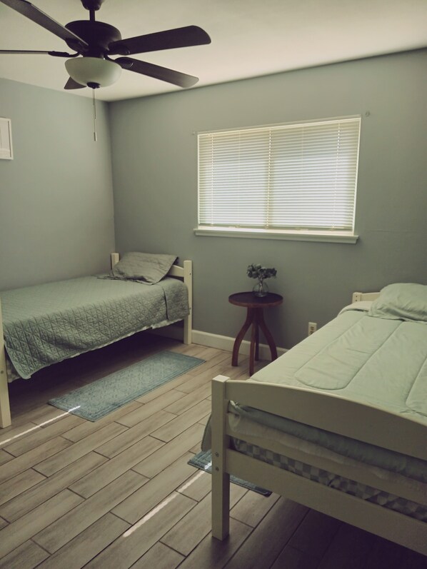 3 habitaciones, tabla de planchar con plancha, wifi y ropa de cama 