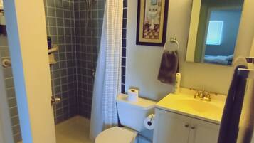 Toalhas de banho, sabonete, papel higiênico