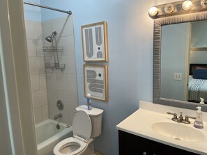 Een haardroger, handdoeken, zeep, toiletpapier