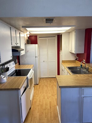 Fridge, microwave, oven, stovetop - 2/2 Condo in Historic District Walking Distance to EVERYTHING!! (San Marcos)