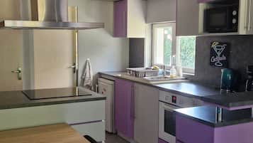 Refrigerador, microondas, horno y cafetera y tetera