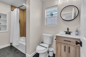 Secadora de cabello, toallas, jabón, shampoo 