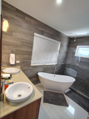 Douche, sèche-cheveux, bidet, serviettes fournies