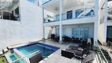 Alberca al aire libre y alberca climatizada