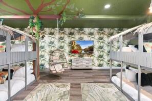 6 bedrooms, desk, iron/ironing board, travel cot