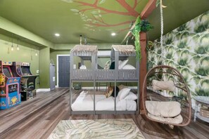 6 habitaciones, escritorio y tabla de planchar con plancha 