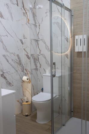 Shower, hair dryer, towels, soap - Jumar Costa Del Sol Apartment (Torre del Mar)