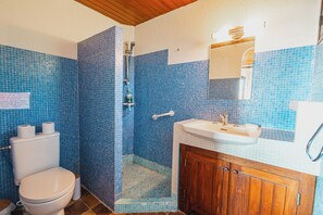 Suihku, hiustenkuivaaja, pyyhkeet, saippua