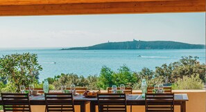 Outdoor dining - Cala Rossa, Superb villa with sea view and beach 5mn walk away (Lecci)