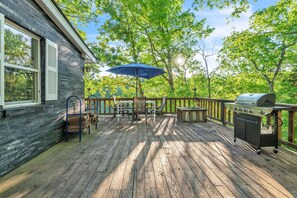 Outdoor dining - Family-Friendly 3-Bedroom Lakefront Getaway on Norris Lake (New Tazewell)